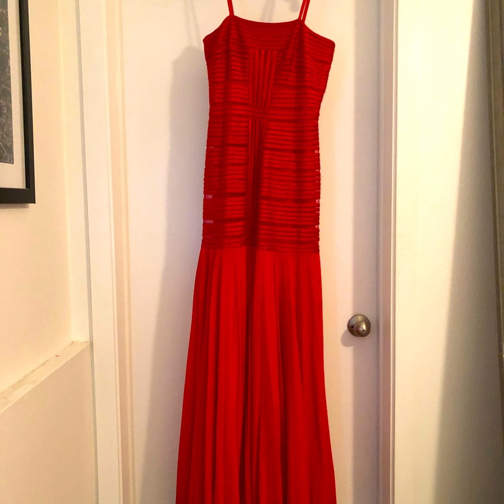 Red dress. Evening gown. Prom dress.